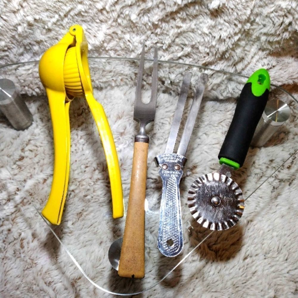 Kitchen utensils, BBQ fork, lemon juicer, jar opener, pastry cutter